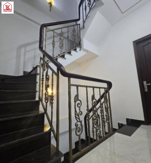 Nhà đẹp 4 tầng để ở kết hợp văn phòng gần chợ Phú Xuân